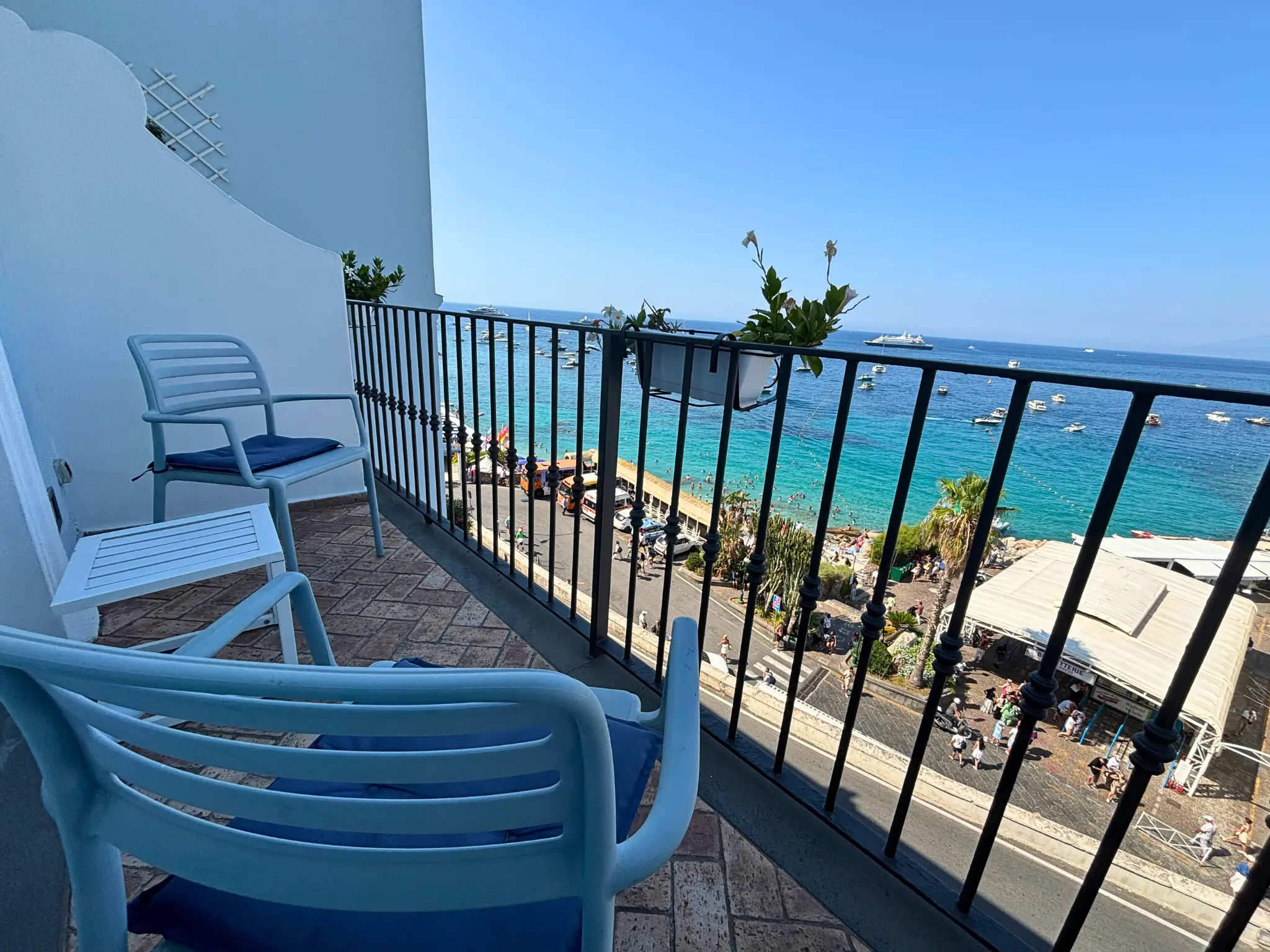 Camera Deluxe vista mare con balcone e zona living