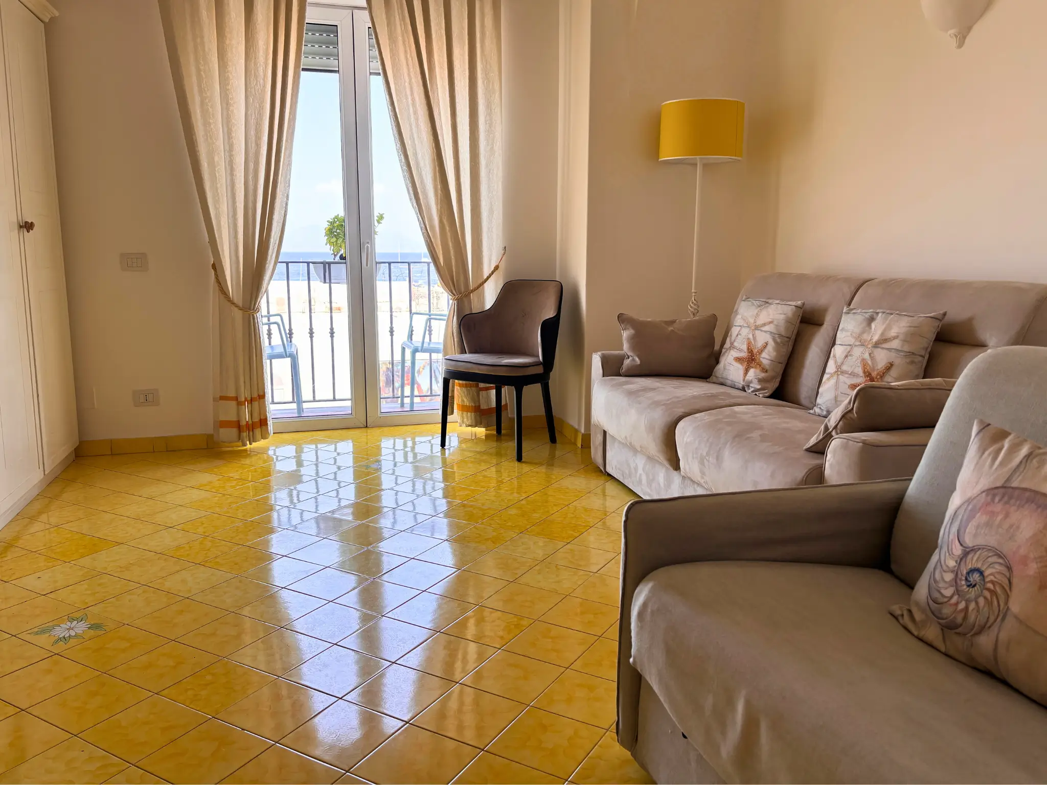 Camera Family vista mare con balcone, divano letto e spazi ampi
