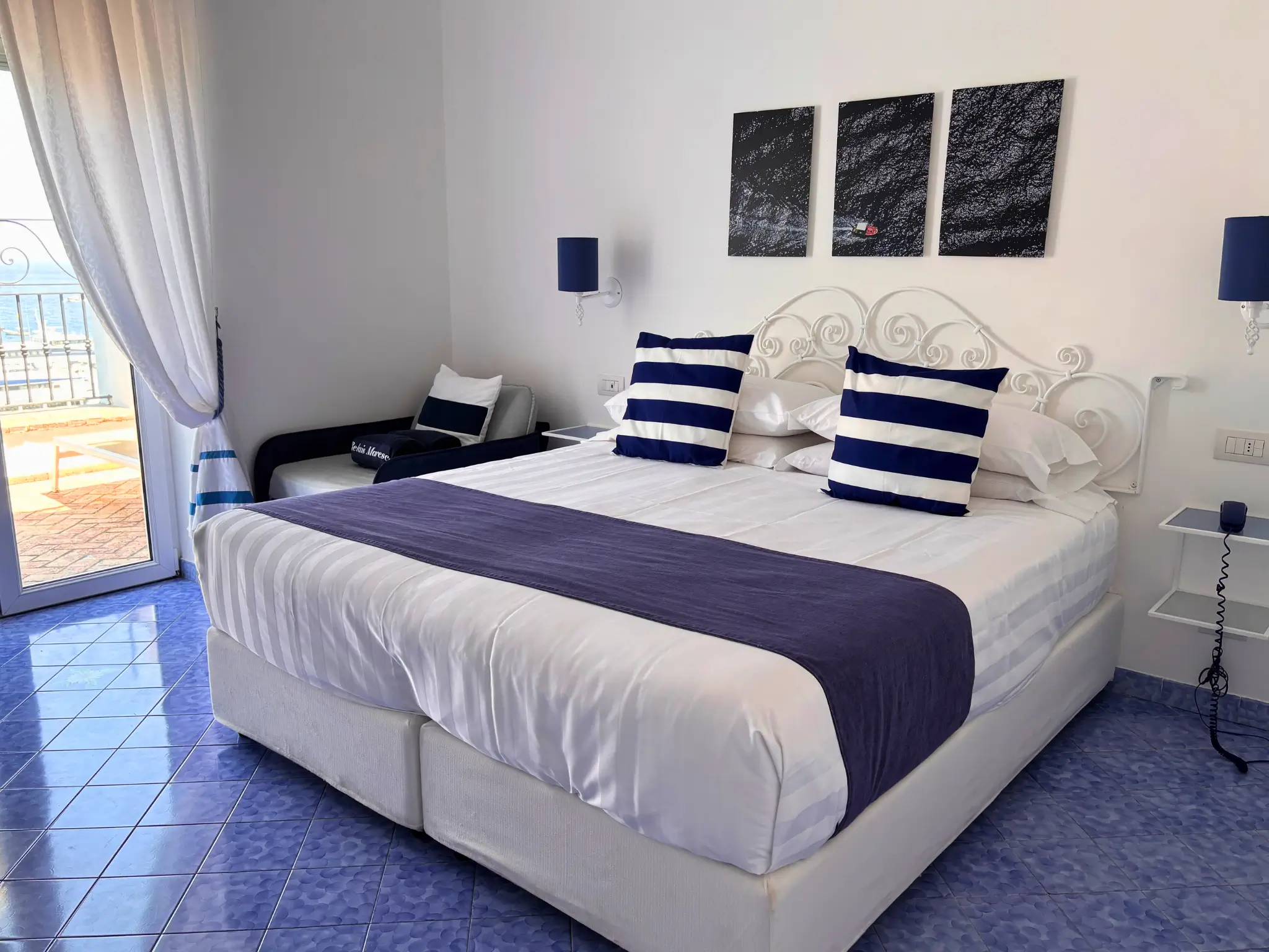 Camera Deluxe vista mare con balcone e zona living