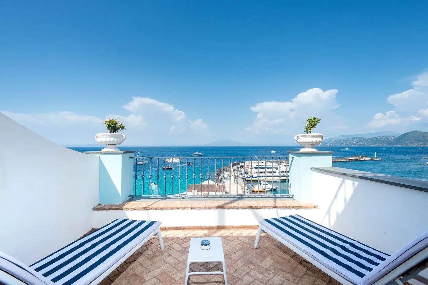 Alta stagione — camere vista mare