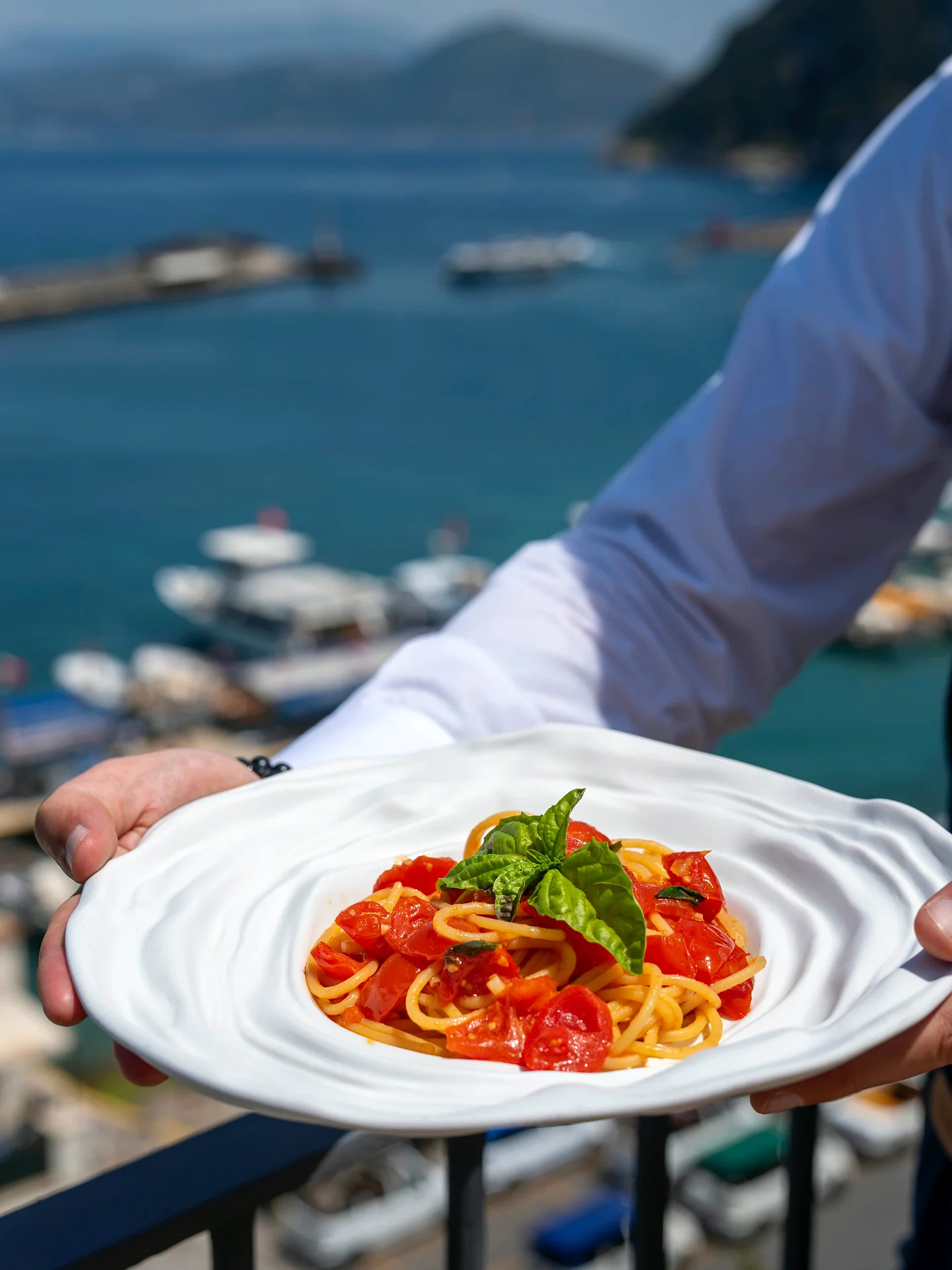 Pasta al pomodoro servita in terrazza