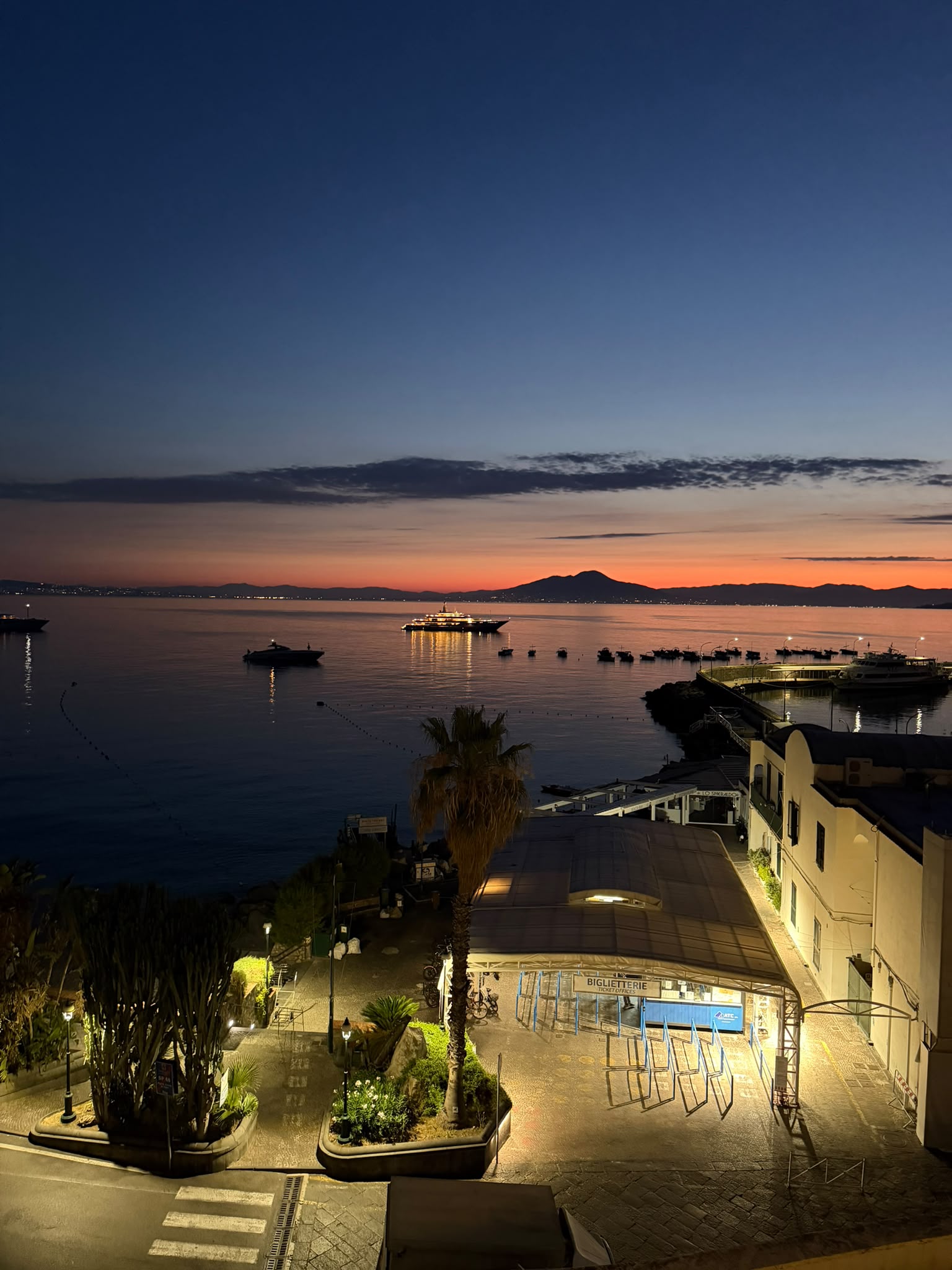 Luce dorata al tramonto a Marina Grande — Relais Maresca Capri